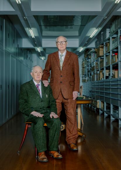 Gilbert & George son una contradicción. Abiertamente gais cuando la homosexualidad era tabú, se casaron en 2008. Pero también son nacionalistas acérrimos y sienten admiración por la familia real británica y por el partido conservador.