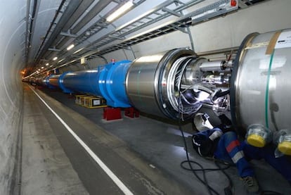 El acelerador de part&iacute;culas LHC alojado en un t&uacute;nel de 27 kil&oacute;metros junto a Ginebra.