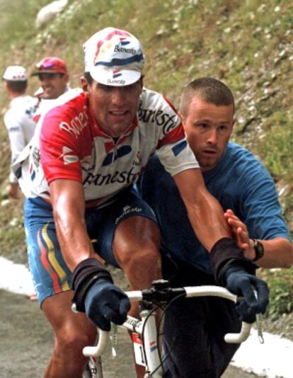 Un aficionado ayuda a Induarin en la subida a Les Arcs en 1996.