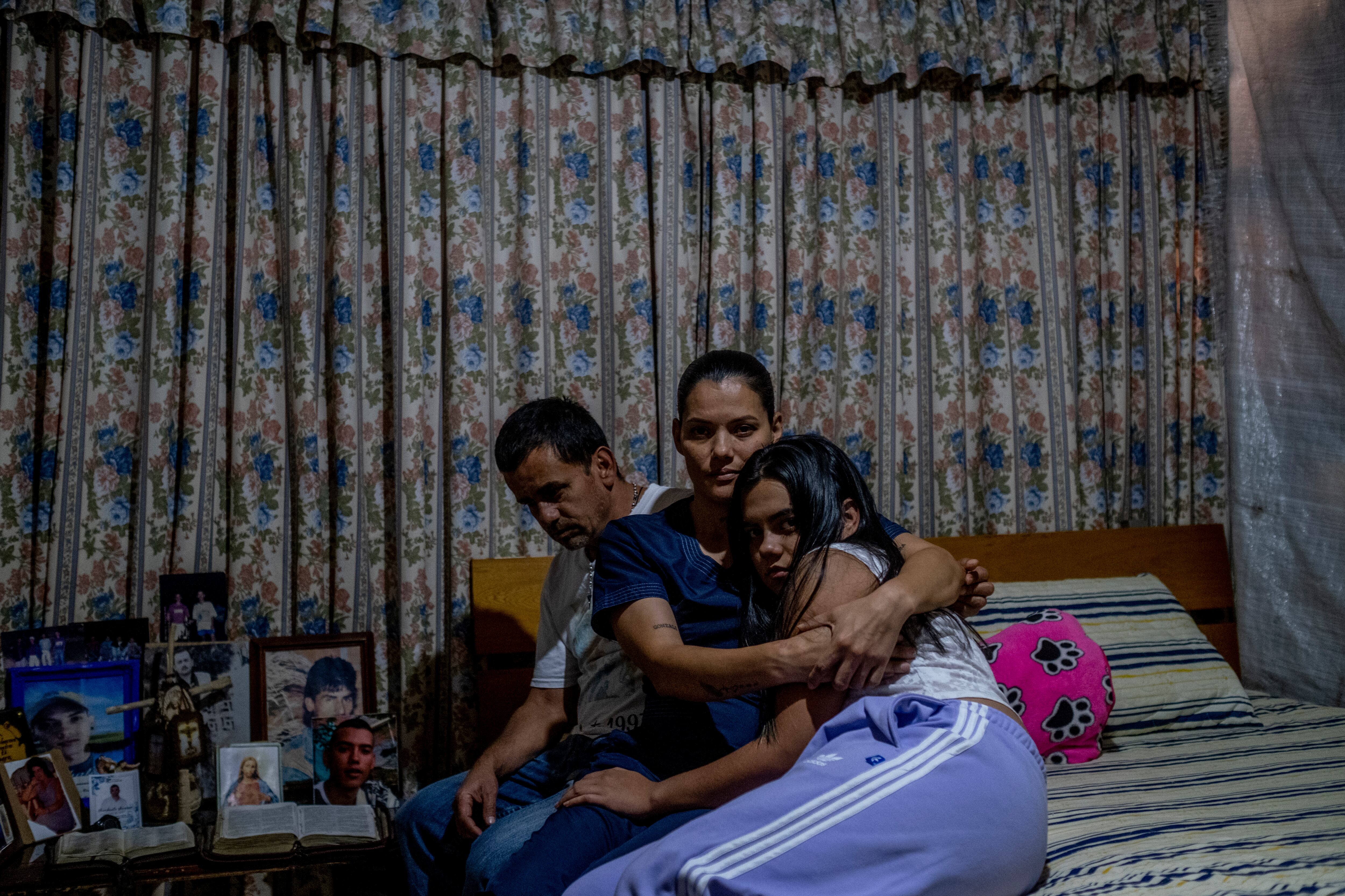 Adolfo León Montoya, Lorena Porras, Sara Montoya, padres y hermana de Gonzalo Montoya, en Caldas (Antioquia), el 27 de enero de 2022.   