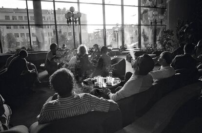 El refugio de los periodistas. Periodistas en el vestíbulo del Holiday Inn, donde se hospedó la prensa durante la guerra.