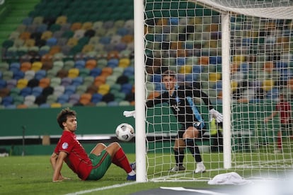 El portugués Joao Félix, Kepa, portero de España, ven como el balón pasa por delante de la linea de gol.