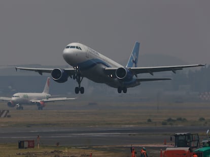 Un avión aterriza en el Aeropuerto Internacional de la Ciudad de México.