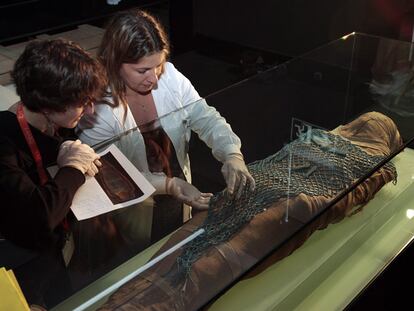 Integrantes del equipo técnico del Marq con una de las momias de la exposición sobre el arte funerario en el Antiguo Egipto.