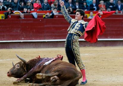 El joven Daniel Luque es el triunfador de Las Fallas 2013 tras cortas tres orejas.