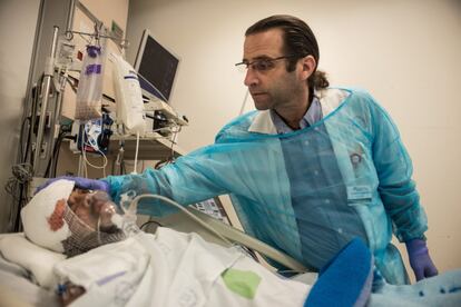 El neorocirujano Samuel Tobías con su paciente Baech, en la unidad de cuidados intensivos del hospital israelí de Nahariya.