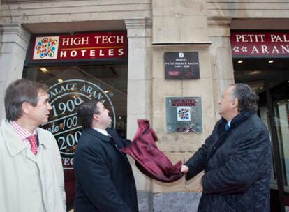 El alcalde descubre la placa ante el director del hotel, Fernando Andrades, y el de la cadena, Antonio Fernández Casado.