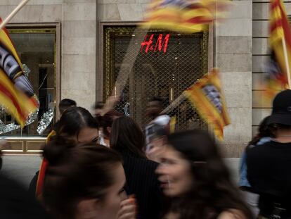 Protesta de los trabajadores y trabajadoras de H&M en huelga frente a la tienda de paseo de Gràcia.