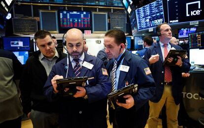 Agentes de Bolsa trabajan en la Bolsa de Nueva York.