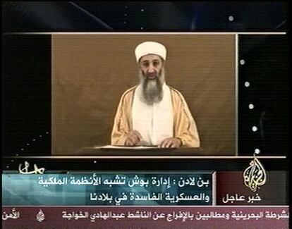 Osama Bin Laden durante su alocución grabada en vídeo y emitida por la cadena de televisión qatarí Al Yazira el 29 de octubre de 2004, en la que Bin Laden admite por primera vez su responsabilidad y autoría en los atentados del 11-S.