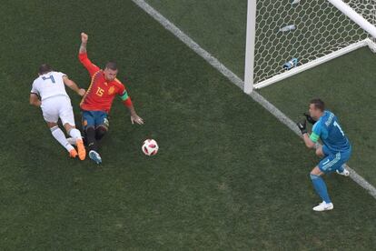 El jugador ruso Sergei Ignashevich marca el gol en propia puerta.