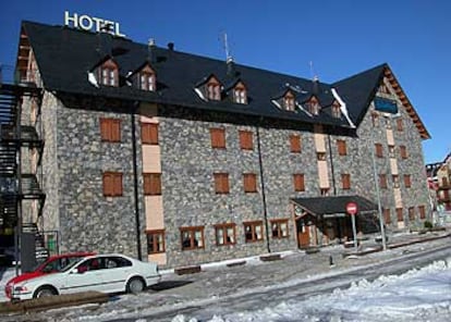 Fachada de piedra y tejado de pizarra, la característica arquitectura pirenaica, en el hotel Boí-Taüll Resort.