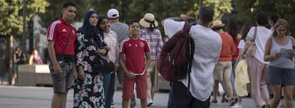 Un grupo de turistas árabes pasea por Madrid. 