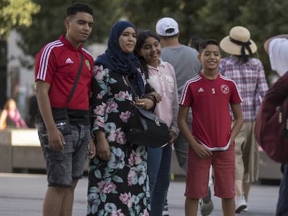 Un grupo de turistas árabes pasea por Madrid. 