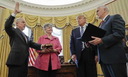 Sessions, este jueves en la Casa Blanca, jura el cargo de fiscal general ante Trump y el vicepresidente Pence