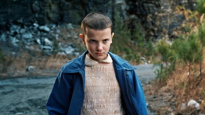 La joven estrella de 'Stranger Things' se rapó para rodar la serie e interpretar a su personaje, Eleven. Incluso compartió un vídeo en Instagram del momento en el que se lo están cortando.