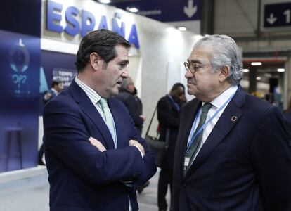 Antonio Garamendi, presidente de la CEOE, conversa con José Bogas, consejero delegado de Endesa, durante la cumbre del clima.