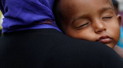 Un beb&eacute; refugiado descansa sobre el hombro de su madre en Cox&#039;s Bazar, Bangladesh, el pasado 19 de octubre.