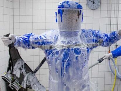 Simulação de tratamento do pessoal do hospital Charite, de Berlim, para um possível caso de ebola.