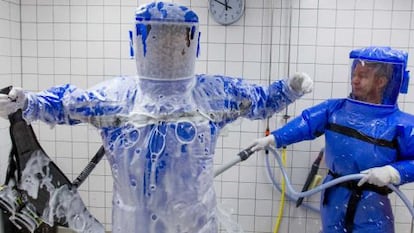 Simulação de tratamento do pessoal do hospital Charite, de Berlim, para um possível caso de ebola.