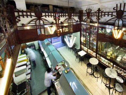 Interior 'art-déco' del tostadero Nossi-bé, la heladería más antigua de Bilbao, abierta en 1911.