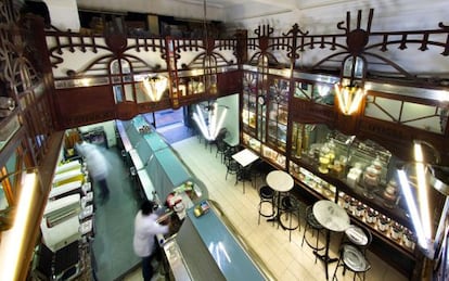 Interior 'art-déco' del tostadero Nossi-bé, la heladería más antigua de Bilbao, abierta en 1911.