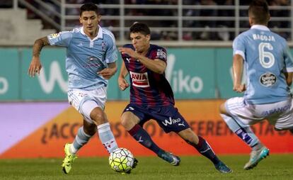 Pablo Hernández presiona a Capa, del Eibar.