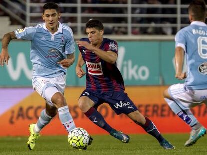 Pablo Hernández presiona a Capa, del Eibar.