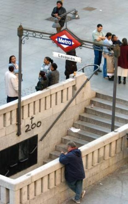 Vista de una de las entradas del metro en la estacion de barrio de Lavapies. EFE/Archivo