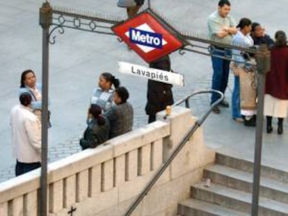 Vista de una de las entradas del metro en la estacion de barrio de Lavapies. EFE/Archivo