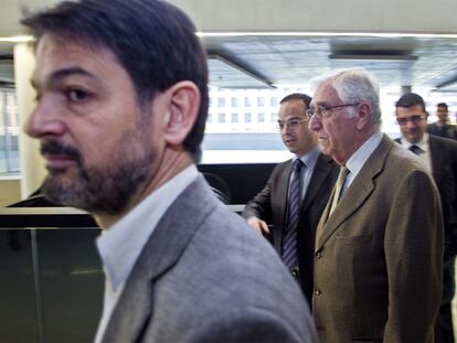 Oriol Pujol y el diputado Jordi Turull (centro) acompañan a Daniel Osácar (derecha) a declarar al juzgado en Barcelona.
