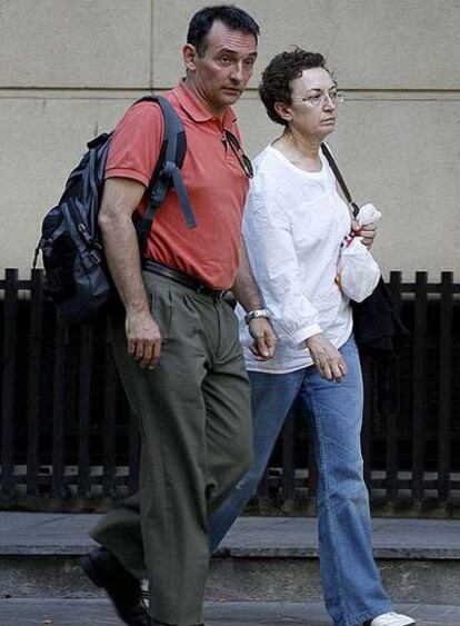 Remedios García, junto a su abogado, a las puertas de la Audiencia.