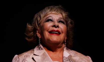 Silvia Pinal recibe un premio honorífico en Ciudad de México, en julio de 2009.