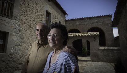 Dolors Badia de 72 a&ntilde;os junto con su marido, en la finca ya restaurada que fue destruida hace 20 a&ntilde;os . 