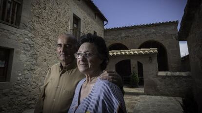 Dolors Badia de 72 a&ntilde;os junto con su marido, en la finca ya restaurada que fue destruida hace 20 a&ntilde;os . 