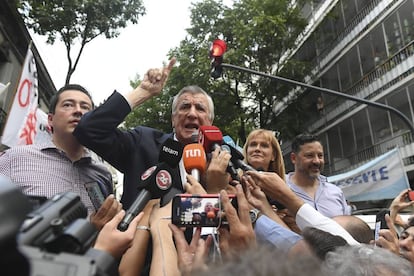 José Luis Gioja, el presidente del Partido Justicialista (peronismo) desplazado por la justicia, habla ante la sede del partido.