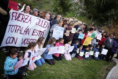 Vecinos de Totalán se concentran en apoyo de los familiares del pequeño Julen.