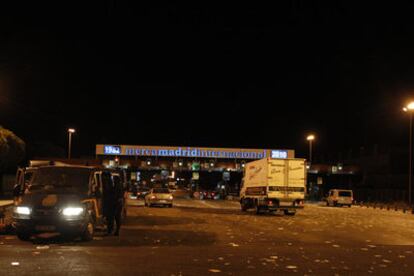 Exterior de Mercamadrid tras marcharse los piquetes que han impedido el acceso al mercado madrileño.