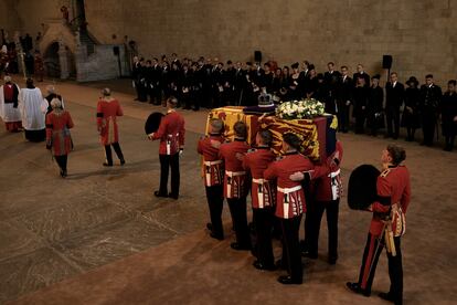 El féretro de la reina de Inglaterra es llevada al interior de Westminster, este miércoles.