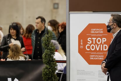 Una persona con mascarilla pasa junto a una terraza donde el pasaporte covid es obligatorio en la Comunidad Valenciana este martes.