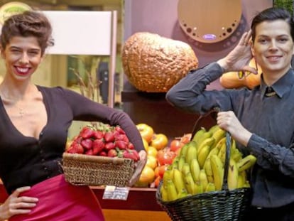 Julia de Castro (i) y Bimba Bosé, en el madrileño Mercado de San Antón.