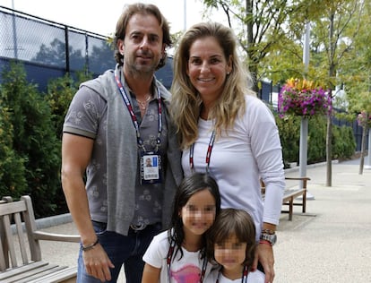 Arantxa Sanchez Vicario y su entonces marido, Josep Santacana, junto a sus hijos en el Open de Estados Unidos en 2015.