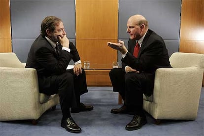 Steve Ballmer, consejero delegado de Microsoft (a la derecha), conversa con Juan Luis Cebrián.