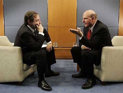 Steve Ballmer, consejero delegado de Microsoft (a la derecha), conversa con Juan Luis Cebrián.