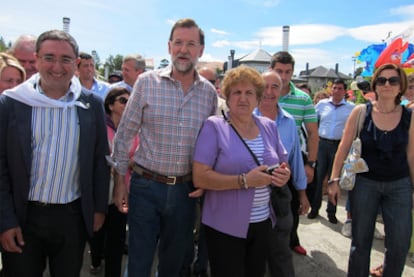 Mariano Rajoy junto a un grupo de vecinos durante la Fiesta del Pulpo en O Carballiño, Ourense