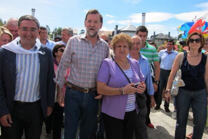 Mariano Rajoy junto a un grupo de vecinos durante la Fiesta del Pulpo en O Carballiño, Ourense