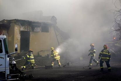 Dos bomberos fueron llevados al hospital, uno fue dado de alta y otro sigue en observación debido a la inhalación de humo.