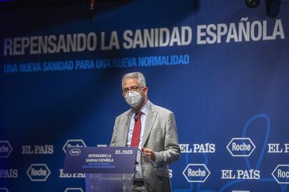 El director de EL PAÍS, Javier Moreno interviene en la presentación del foro Repensando la sanidad española, en la sede de Roche en Madrid.