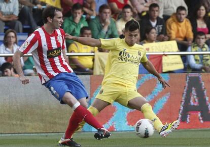 Godín, ante Hernán Pérez.