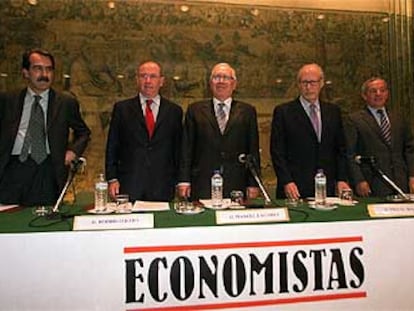 De izquierda a derecha, Rato, Lagares (presidente del Colegio de Economistas), Boyer y Solchaga.